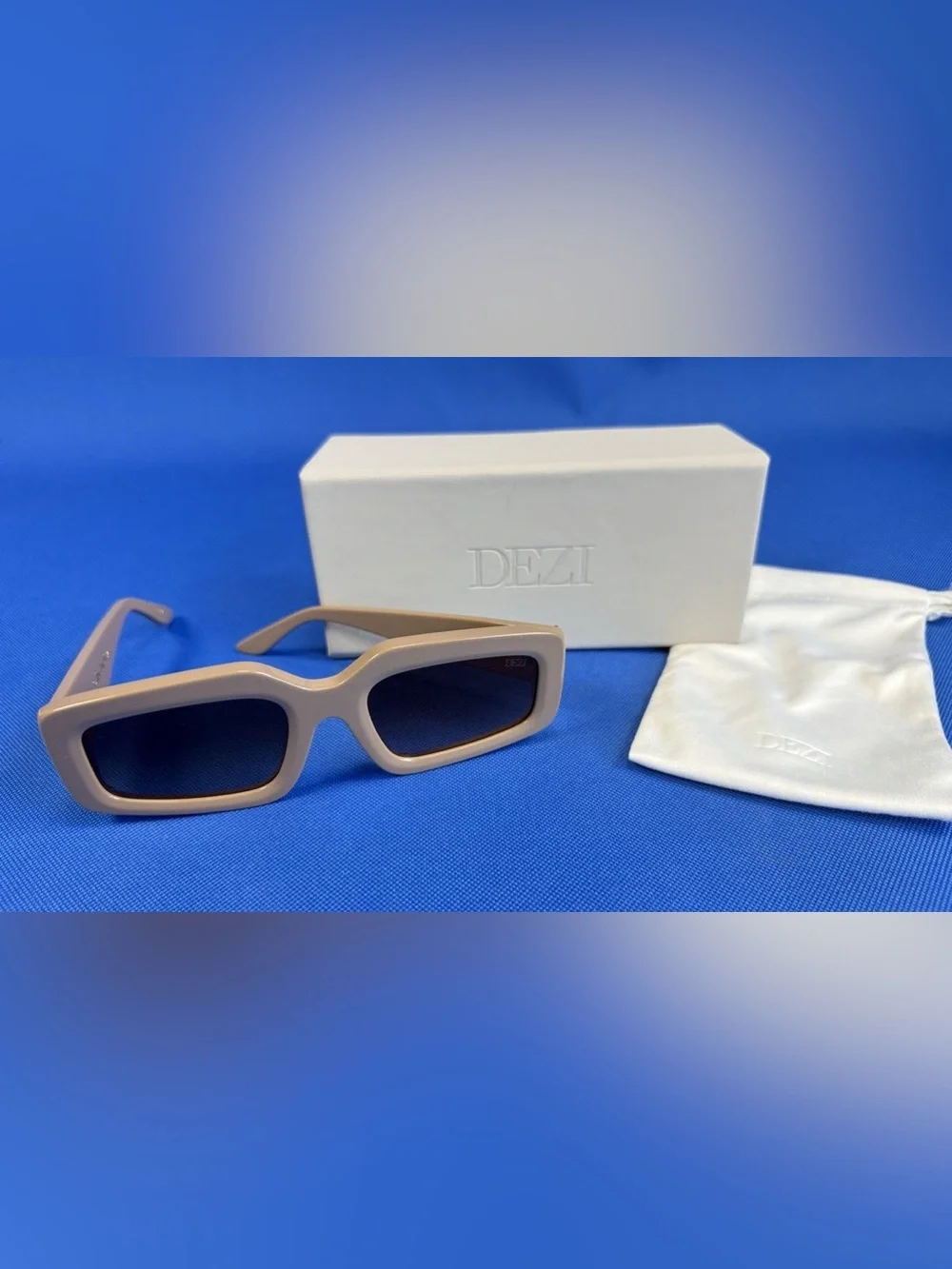 Dezi sunglasses Read the room